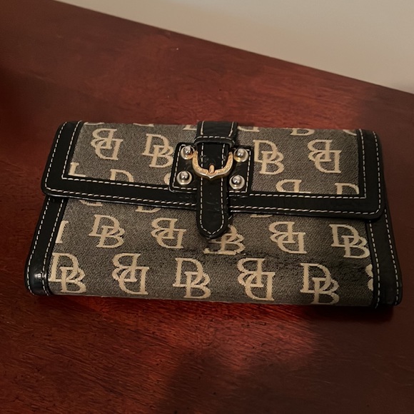 Dooney and Bourke wallet - Picture 2 of 4